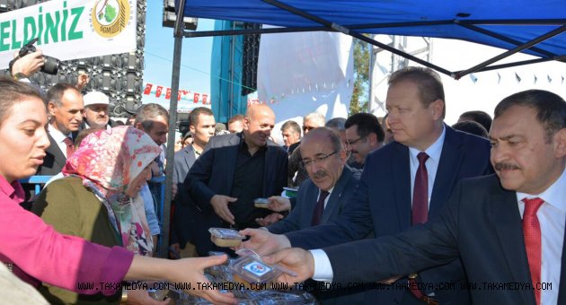 Bakan Eroğlu Trabzon’da vatandaşlara Aşure ikramında bulundu