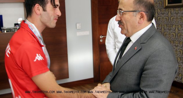 Başkan Gümrükçüoğlu Avrupa şampiyonu sporcuyu ödüllendirdi