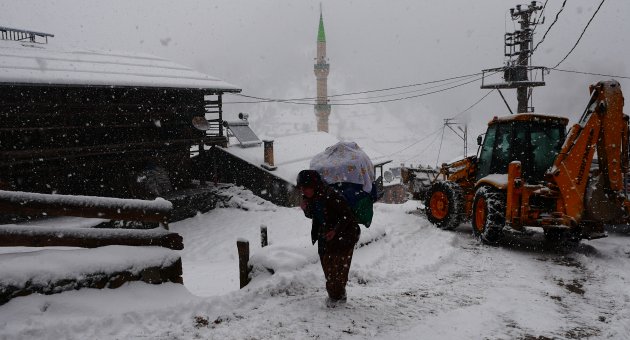 Başkan Gümrükçüoğlu karla mücadele merkezini ziyaret etti