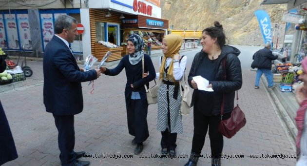 Başkan TOk'Kapı kapı Gezerek 8Mart Kadınlar Gününde Cicek Dağıttı