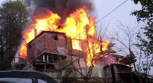 Çaykara'da Ahşap Ev Kül Oldu