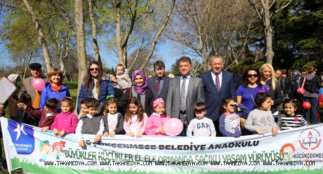 DEDELER VE NİNELER TORUNLARI İLE BİRLİKTE YÜRÜDÜ