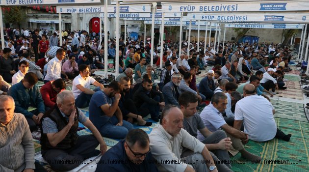 Eyüp’te şehitlerimiz için kurbanlar kesildi