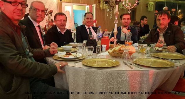 Gazeteciler kurtlarını döktü,