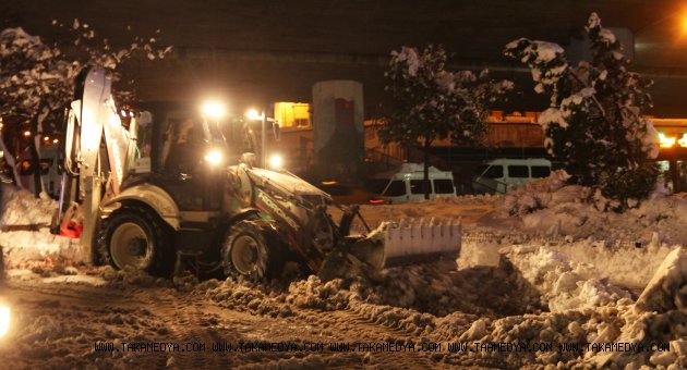 GECE GÜNDÜZ KAR TEMİZLEME ÇALIŞMALARI SÜRÜYOR