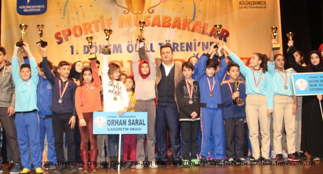GENÇ SPORCULAR ÖDÜLLERİNİ SURİYELİ ÖĞRENCİLERE HEDİYE ETTİ