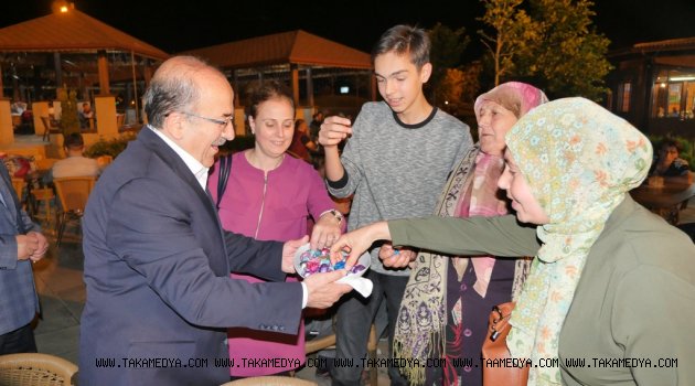 Gümrükçüoğlu çikolata ikram etti bayramlarını kutladı