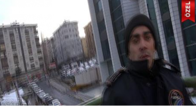 Güvenlik görevlisi, gazeteciyi üst geçitte gözaltına almaya çalıştı