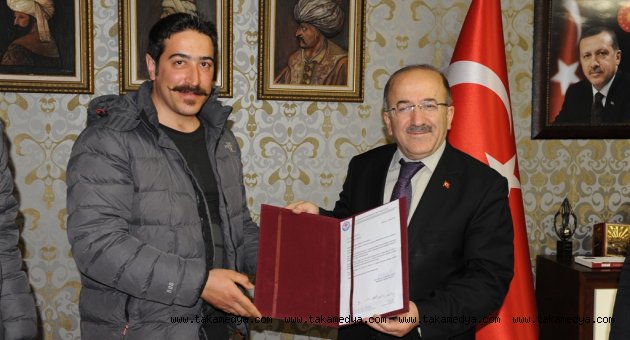 İranlı bisikletçiler Gümrükçüoğlu’na dostluk mektubu getirdi