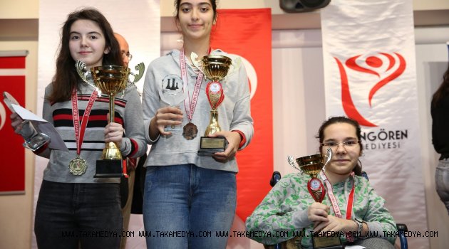 Kadınlar Satrançta Başarıya Koştu