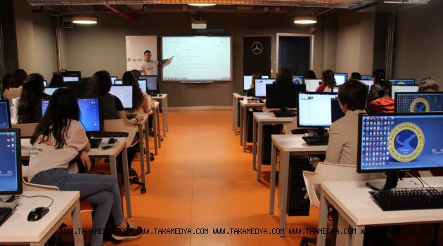 Mercedes-Benz Türk’ün Yıldız Kızlar’ı Kodluyor
