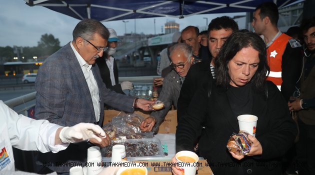 Metrobüs ve Tramvay Yolcularına İftarda Çorba Sürprizi