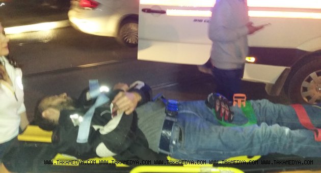 MOTORSİKLETİ İLE KIRMIZI IŞIK İHLALİ YAPAN GENÇ SOLUĞU HASTANEDE ALDI