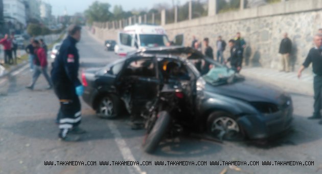 GÜNGÖREN'DE MOTORSİKLET İLE OTOMOBİL ÇARPIŞTI 2 ÖLÜ