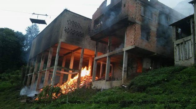 Hayrat'da yangın bir ev Kül oldu