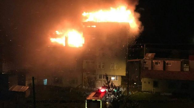 OF'TA GECE YARISI İKİ EVDE YANGIN