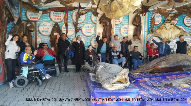 ÖNCE KORKTULAR SONRA SEVDİLER - ENGELLİ VATANDAŞLAR BAHARI BALIK EKMEK YİYEREK KARŞILADI