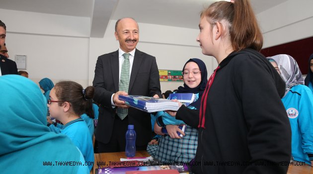 Sultangazi Belediyesi’nden Öğrencilere Ücretsiz Defter Yardımı