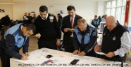 DİLENCİNİN ÜZERİNDEN ÇIKANLAR ZABITAYI ŞAŞIRTTI i