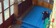 Ağzındaki sakızla cami kasasını soydu