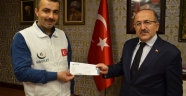 Başkan Gümrükçüoğlu Hayrat Vakfı’na kurban vekâleti verdi