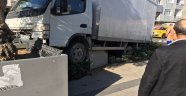 Beton Bariyerleri Aşan Araç Parka Daldı!