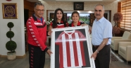  GAZİ LİSESİ BAYAN FUTBOL TAKIMINDAN BAŞKAN AYDIN’A ZİYARET…
