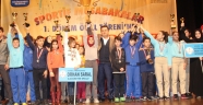 GENÇ SPORCULAR ÖDÜLLERİNİ SURİYELİ ÖĞRENCİLERE HEDİYE ETTİ