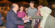 Gümrükçüoğlu çikolata ikram etti bayramlarını kutladı