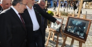 Gümrükçüoğlu, merhum gazeteci Kayacık’ın eserlerinden oluşan fotoğraf sergisini gezdi
