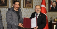 İranlı bisikletçiler Gümrükçüoğlu’na dostluk mektubu getirdi