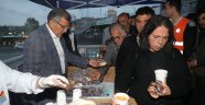 Metrobüs ve Tramvay Yolcularına İftarda Çorba Sürprizi