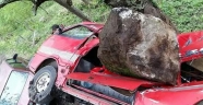 TRABZONDA KAYA KÜTLESİ ARACIN ÜZERİNE DÜŞTÜ 2 KİŞİ