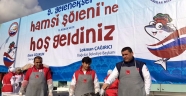 Trabzonlular 3 ton hamsi dağıttı
