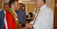 VALİ AZİZOĞLU’NDAN OLİMPİYAT ŞAMPİYONUNA CUMHURİYET ALTINI