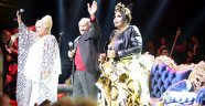 YAŞAYAN EFSANELER BÜLENT ERSOY VE MUAZZEZ ABACI AYNI SAHNEDE BULUŞTU…