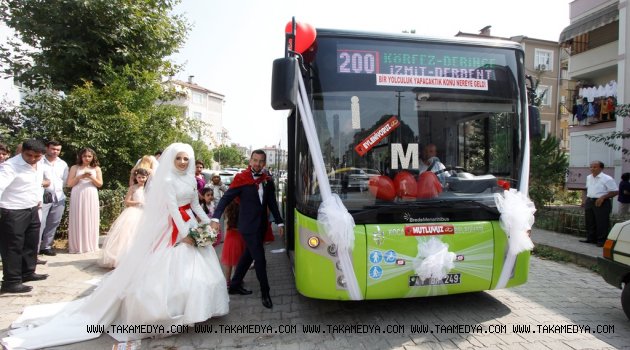 Tanıştıkları otobüs, düğün araçları oldu