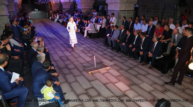 ‘TARİHİN IŞIĞINDA MODA 2. ARSLANTEPE DEFİLESİ’ GERÇEKLEŞTİRİLDİ