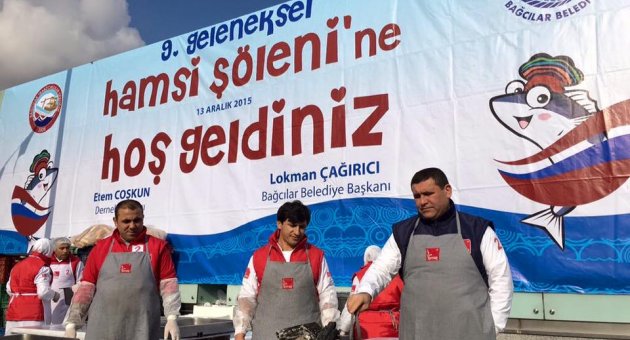 Trabzonlular 3 ton hamsi dağıttı