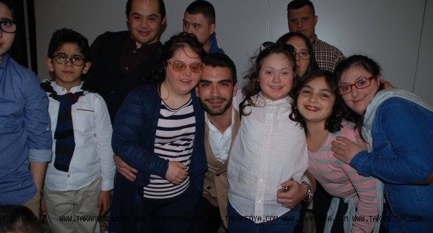ÜNLÜLER,MELEKLERLE BİRARAYA GELDİLER… PODYUMUN MELEKLERİ…