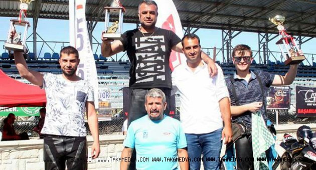 Yeşil-Beyazlı Motorcular Pistlerin Tozunu Attırdı