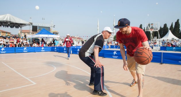 YILDIZ BASKETBOLCULARDAN SOKAK BASKETBOLUNA DESTEK