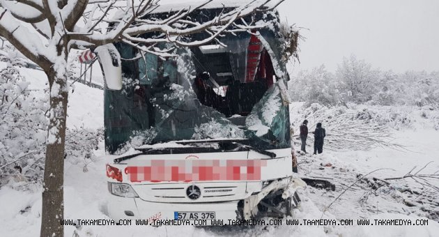 YOLCU OTOBÜSÜ KAZA YAPTI 3 ÖLÜ 25 YARALI