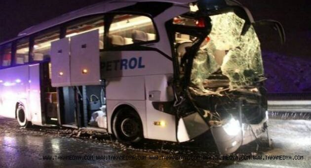 YOLCU OTOBÜSÜ KAZA YAPTI YARALILAR VAR